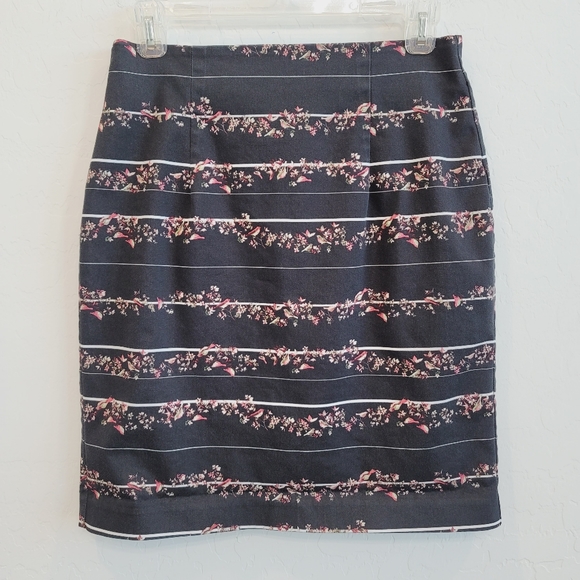 💕Worthington Black Pencil Skirt with Floral & Birds Print Women's Size 8 Petite - Picture 8 of 10